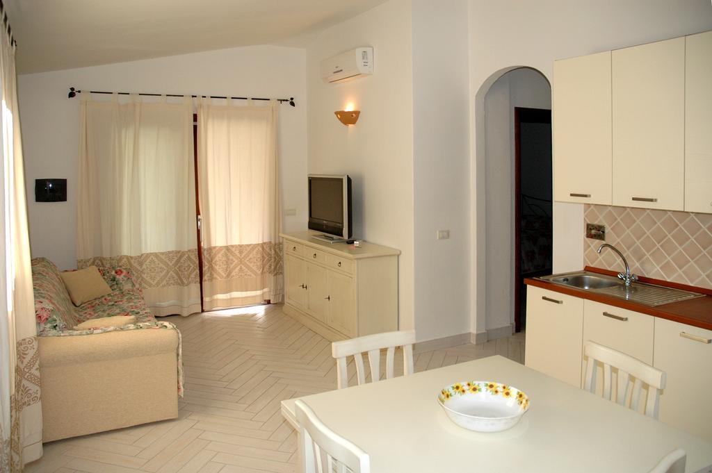 Holiday Homes Stella Marina Сан-Теодоро Номер фото