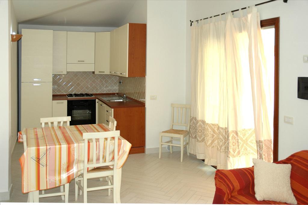 Holiday Homes Stella Marina Сан-Теодоро Номер фото