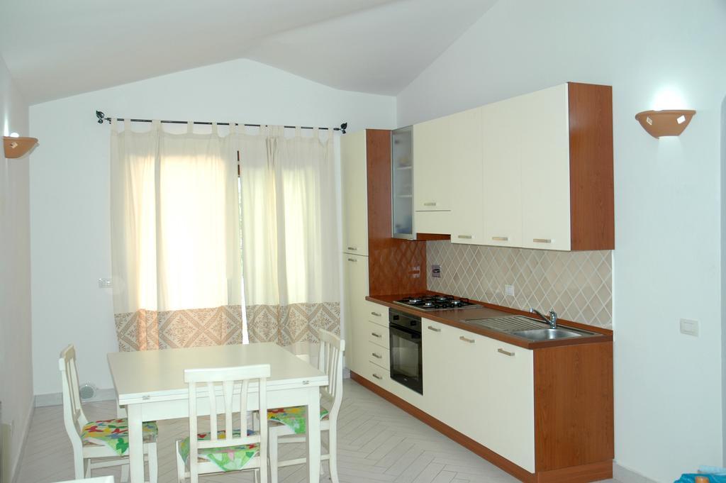 Holiday Homes Stella Marina Сан-Теодоро Номер фото