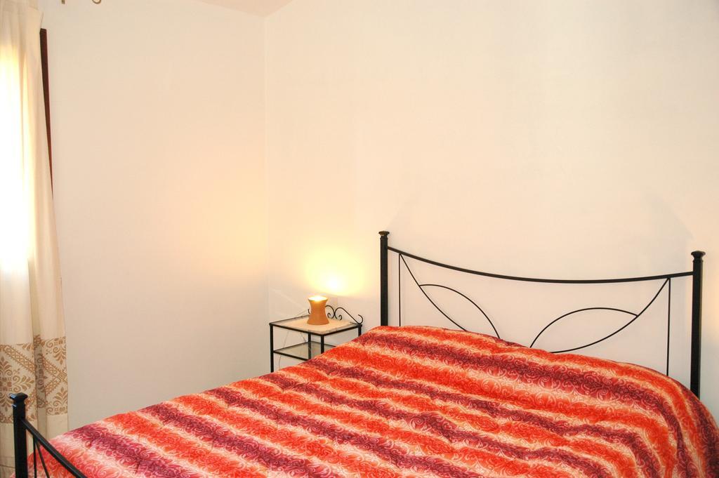 Holiday Homes Stella Marina Сан-Теодоро Номер фото