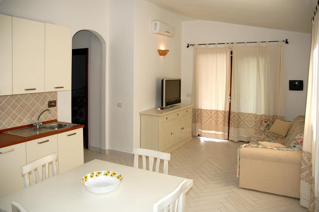 Holiday Homes Stella Marina Сан-Теодоро Номер фото